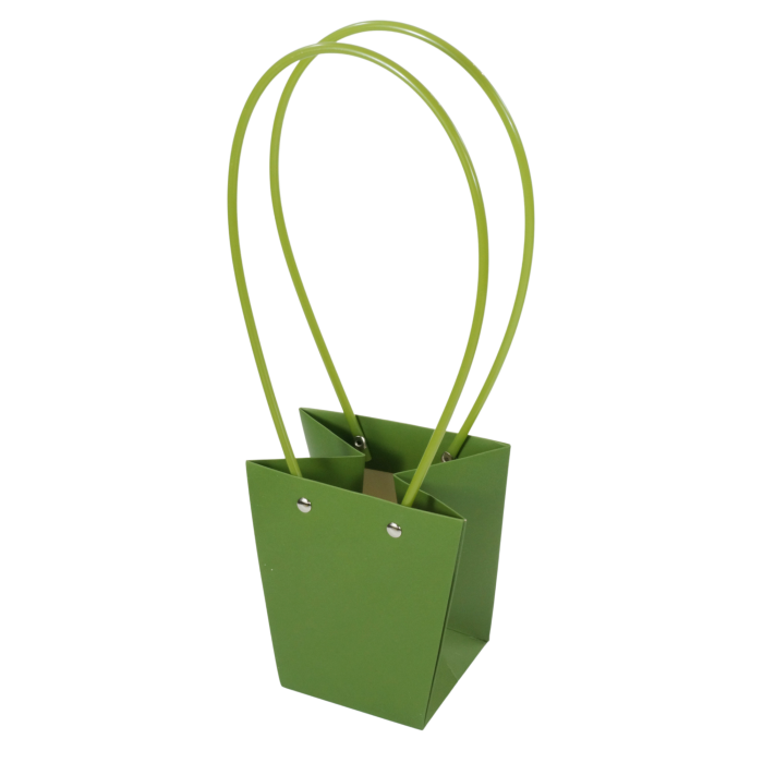 Zbliżenie na papierową torebkę w kolorze zielonym. Widoczne precyzyjne łączenia uchwytów za pomocą metalowych nitów oraz harmonijkowe boki ułatwiające rozłożenie opakowania.