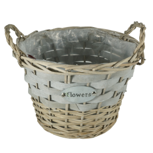 Szara wiklinowa osłonka Flowers 30 cm z uchwytami i metalową aplikacją. Wnętrze wyłożone folią ochronną, idealna do aranżacji roślin domowych i balkonowych.