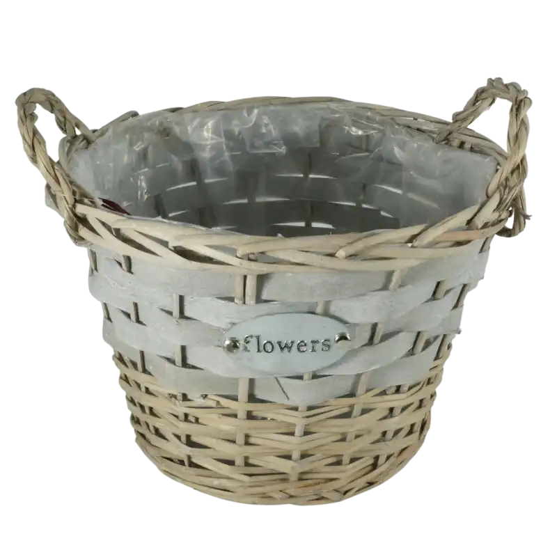 Szara wiklinowa osłonka Flowers 30 cm z uchwytami i metalową aplikacją. Wnętrze wyłożone folią ochronną, idealna do aranżacji roślin domowych i balkonowych.