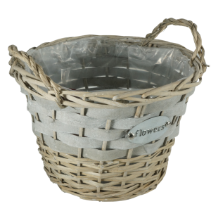 Zbliżenie na plecioną strukturę szarej wikliny oraz uchwyty. Wyraźnie widoczna wewnętrzna folia ochronna oraz metalowa tabliczka z napisem Flowers.