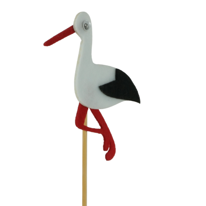 Filcowy bocian na piku o całkowitej wysokości 36 cm. Dekoracja na drewnianym patyczku z ruchomym okiem, idealna do roślin doniczkowych i wiosennych stroików kwiatowych.