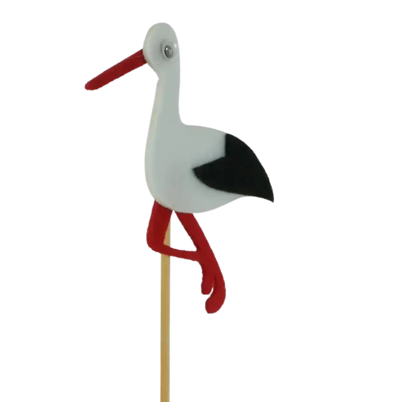 Filcowy bocian na piku o całkowitej wysokości 36 cm. Dekoracja na drewnianym patyczku z ruchomym okiem, idealna do roślin doniczkowych i wiosennych stroików kwiatowych.