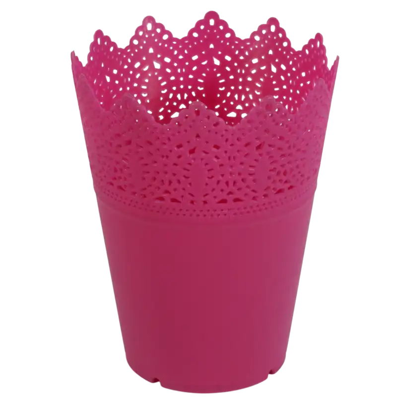 Plastikowa ażurowa osłonka na doniczkę w kolorze ciemny róż o średnicy 14 cm. Posiada ozdobny wycięty wzór na górnej krawędzi, idealnie wyeksponuje rośliny w każdym wnętrzu.