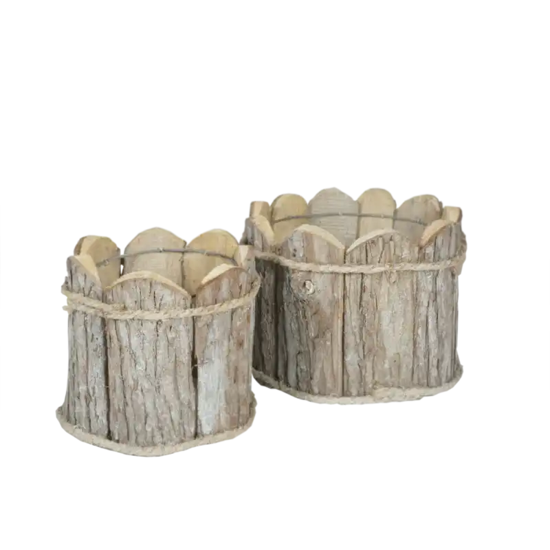 Zestaw dwóch okrągłych osłonek z kory o średnicy 23 cm i 16 cm, zdobionych jutowym sznurem, idealnych jako dekoracyjne doniczki.