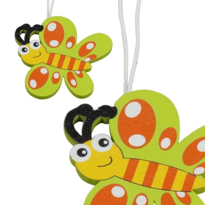Zestaw 4 ozdobnych motyli jako zawieszki dekoracyjne do florystyki. Widoczne zbliżenie na dwa kolorowe motyle z zawieszkami.