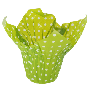 Zielona foliowa osłonka na doniczkę w białe kropki. Ozdobna oprawa o wysokości 23 cm i szerokości 27 cm, idealna jako prezent.