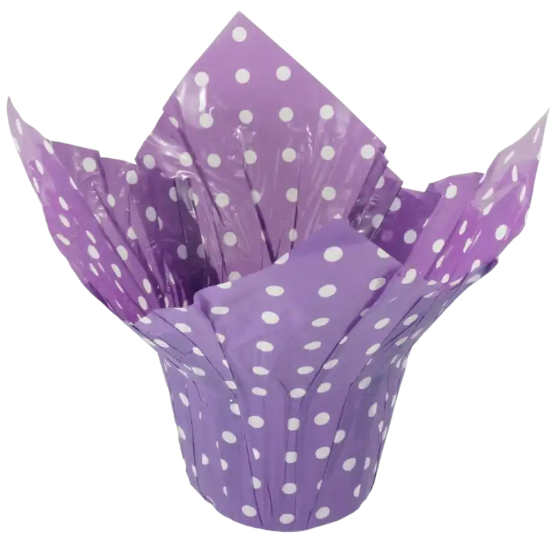 Fioletowa foliowa osłonka na doniczkę w kropki, o wysokości 23 cm i szerokości 27 cm, idealna do dekoracji prezentowych.