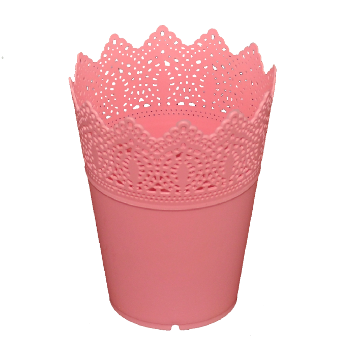 Plastikowa ażurowa osłonka w kolorze różowym o wysokości 14 cm. Prezentuje ozdobny ażurowy wzór w górnej części oraz otwór w dnie ułatwiający odprowadzanie nadmiaru wody z doniczki.