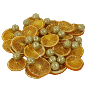 Artykuły dekoracyjne w formie złotych kulek 2 cm, rozłożone na suszonych plastrach pomarańczy. Brokatowe wykończenie kulek dodaje blasku świątecznym dekoracjom domowym.
