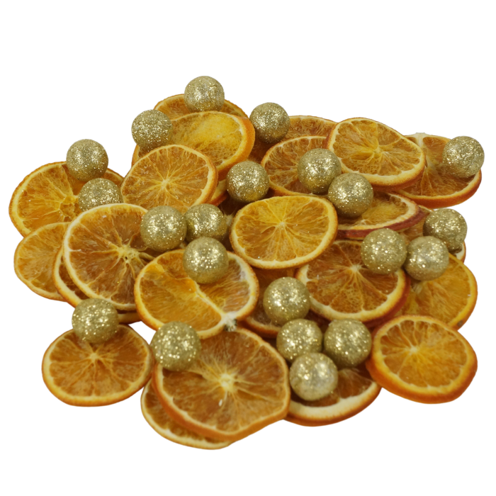 Artykuły dekoracyjne w formie złotych kulek 2 cm, rozłożone na suszonych plastrach pomarańczy. Brokatowe wykończenie kulek dodaje blasku świątecznym dekoracjom domowym.