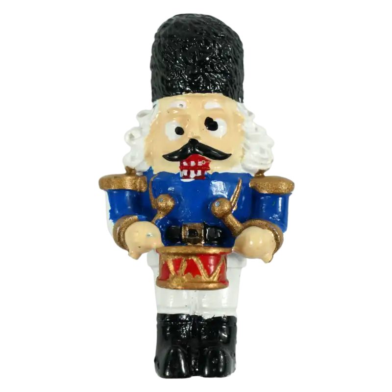 Figurka żołnierza w niebieskim mundurze z bębenkiem. Samoprzylepna ozdoba o wysokości ok. 5 cm, doskonała do kreatywnych kompozycji bożonarodzeniowych.