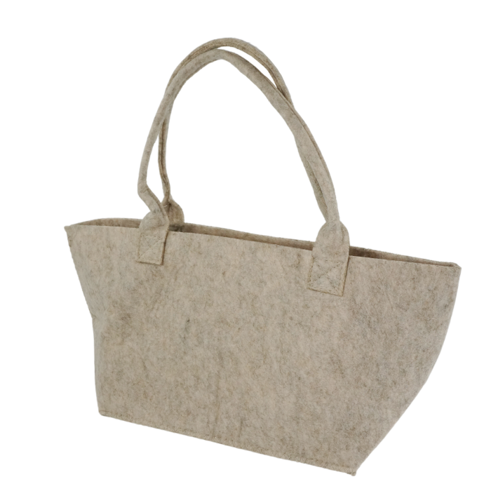 Beżowa torebka filcowa na prezenty o szerokości 38 cm. Wykonana z naturalnego filcu, wyposażona w dwa wygodne uchwyty ułatwiające przenoszenie zawartości. Uniwersalne opakowanie na prezenty.