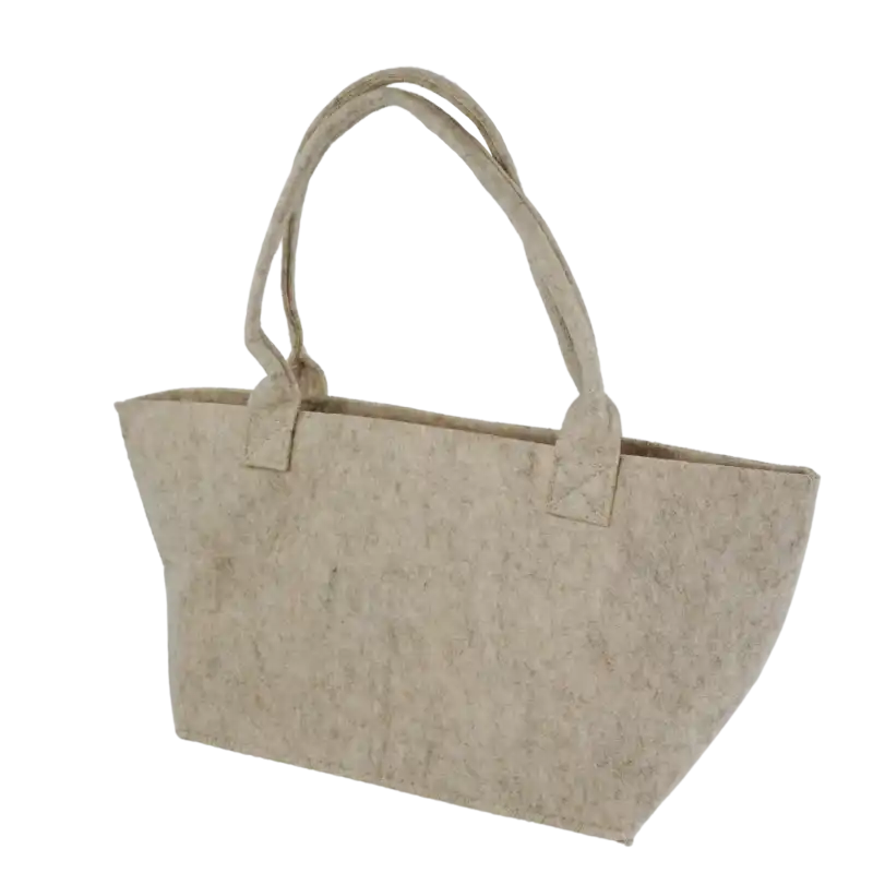 Beżowa torebka filcowa na prezenty o szerokości 38 cm. Wykonana z naturalnego filcu, wyposażona w dwa wygodne uchwyty ułatwiające przenoszenie zawartości. Uniwersalne opakowanie na prezenty.