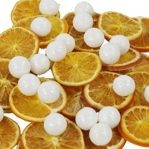 Styropianowe kulki z brokatem umieszczone pomiędzy plastrami suszonej pomarańczy. Dekoracja o świątecznym charakterze do wykorzystania w stroikach.