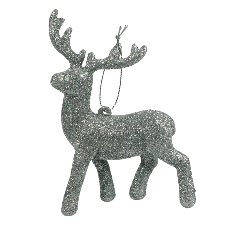 Srebrny renifer zawieszka 13 cm pokryty brokatem. Elegancka figurka z tworzywa, która pięknie odbija światło, idealna do bożonarodzeniowych dekoracji i stroików.