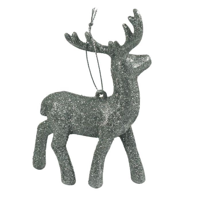 Zbliżenie na srebrną figurkę renifera o wysokości 13 cm. Powierzchnia pokryta brokatem nadaje dekoracji odświętny charakter w kompozycjach.