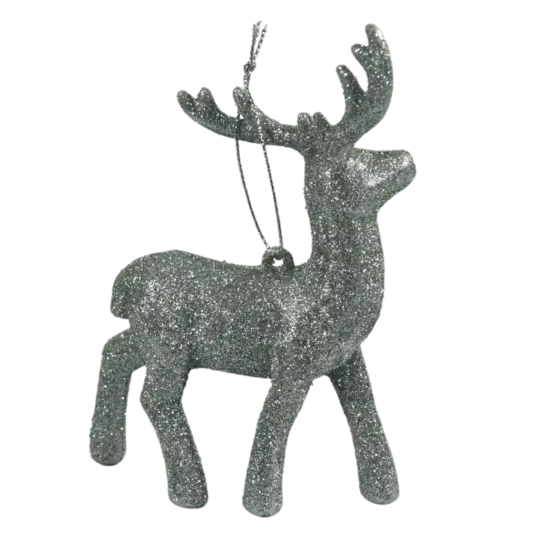 Zbliżenie na srebrną figurkę renifera o wysokości 13 cm. Powierzchnia pokryta brokatem nadaje dekoracji odświętny charakter w kompozycjach.