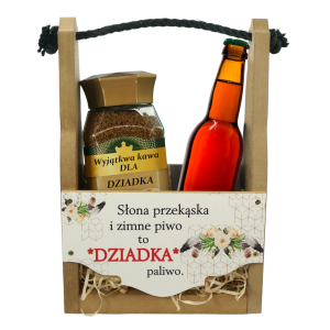 Naturalne nosidło na piwo o wysokości 32 cm z zabawnym napisem na Dzień Dziadka, z miejscem na trunek oraz kawę.