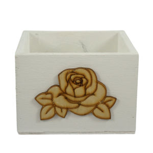 Pusta biała skrzynka drewniana w stylu postarzanym o wymiarach 15x14x11 cm z wyraźnym, wycinanym wzorem róży na przedniej ściance.