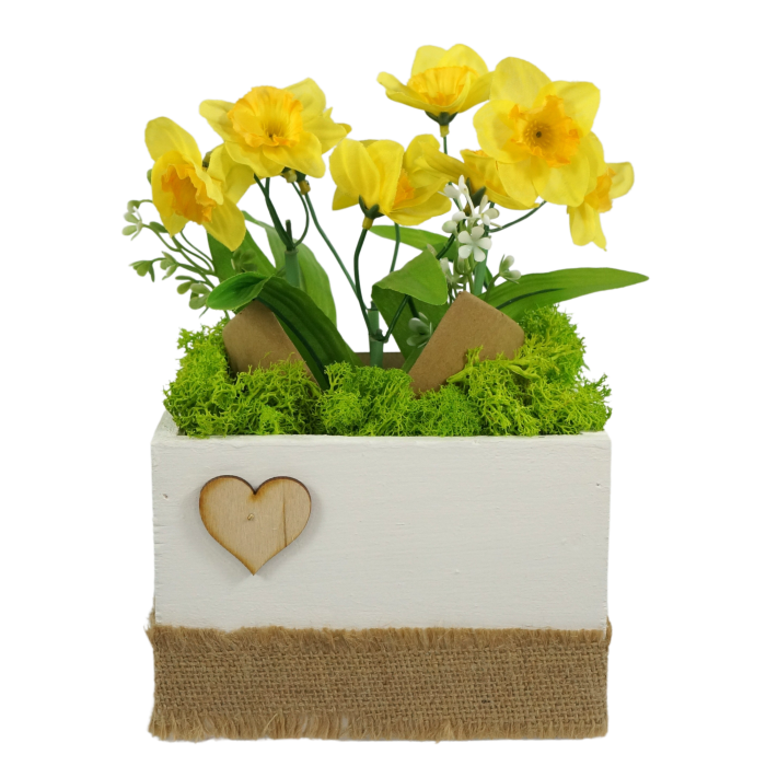 Drewniana skrzynka prezentowa 15x14x11 cm w postarzanym stylu, ozdobiona jutą i drewnianym sercem, wypełniona zielonym mchem i żółtymi kwiatami.