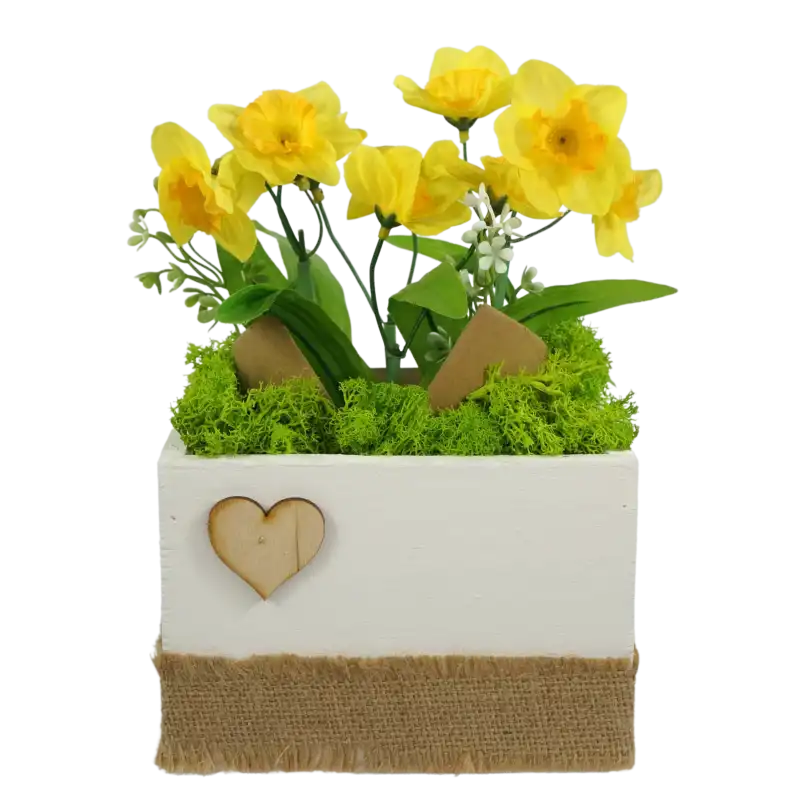 Drewniana skrzynka prezentowa 15x14x11 cm w postarzanym stylu, ozdobiona jutą i drewnianym sercem, wypełniona zielonym mchem i żółtymi kwiatami.