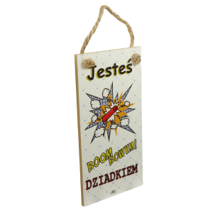 Prostokątna zawieszka z płyty MDF z jednostronnym nadrukiem, ukazana w ujęciu z boku pod kątem, prezentującym grubość dekoracji oraz jutowy sznurek.