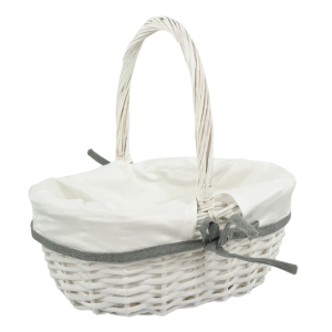 Owalny biały kosz wiklinowy o średnicy 30 cm z wyjmowanym jasnym materiałem oraz ozdobną szarą tasiemką zawiązaną w kokardę.