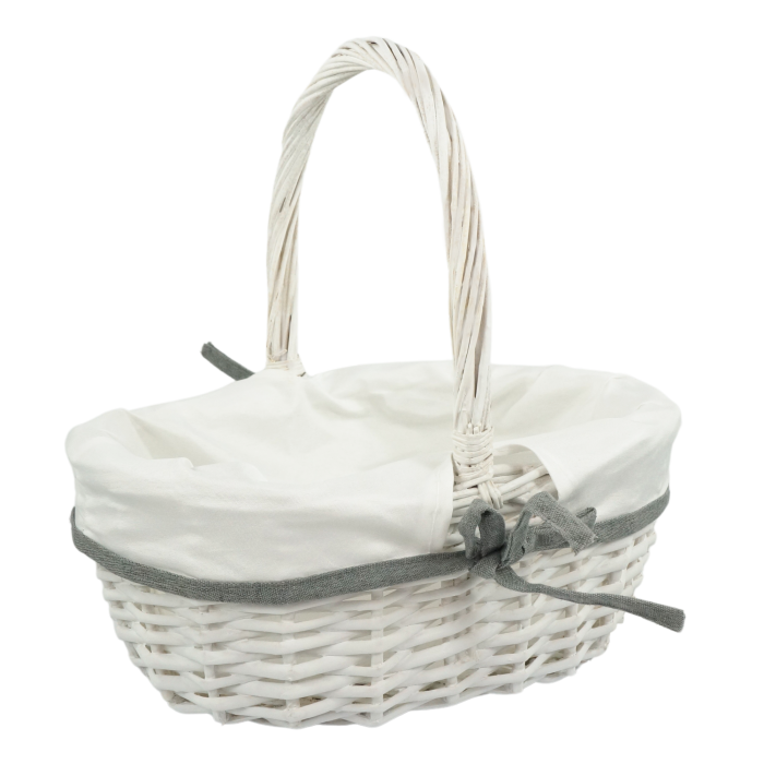 Owalny biały kosz wiklinowy o średnicy 30 cm z wyjmowanym jasnym materiałem oraz ozdobną szarą tasiemką zawiązaną w kokardę.