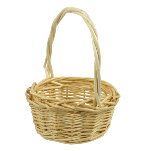 Zbliżenie na plecionkę naturalnego koszyka wiklinowego. Widoczna rączka i okrągły kształt podstawy o średnicy 9 cm. Klasyczny design w słomkowym kolorze.