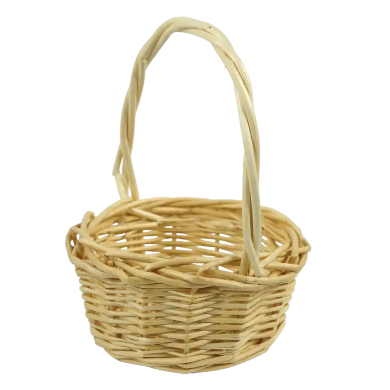 Zbliżenie na plecionkę naturalnego koszyka wiklinowego. Widoczna rączka i okrągły kształt podstawy o średnicy 9 cm. Klasyczny design w słomkowym kolorze.