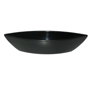 Plastikowa osłonka o długości 25 cm w czarnym kolorze. Kształt łódki pozwala na łatwe tworzenie dekoracji roślinnych. Ujęcie z profilu prezentujące głębokość i formę naczynia.
