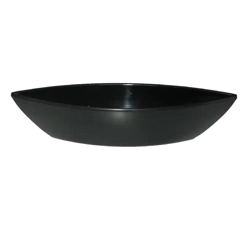 Plastikowa osłonka o długości 25 cm w czarnym kolorze. Kształt łódki pozwala na łatwe tworzenie dekoracji roślinnych. Ujęcie z profilu prezentujące głębokość i formę naczynia.