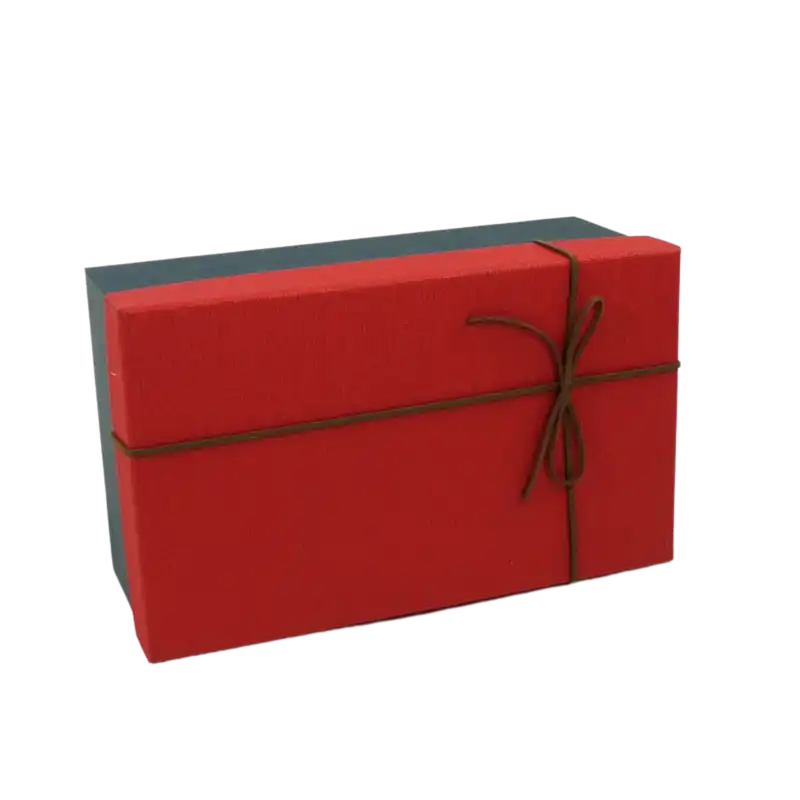 Komplet flowerboxów 3 szt. wykonany ze wzmacnianego papieru. Czerwone pudełko z ozdobnym sznurkiem o wysokości 11-15 cm to idealna oprawa prezentów i kwiatów na każdą okazję.
