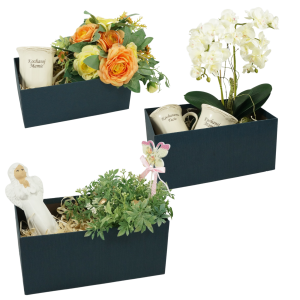 Aranżacja trzech flowerboxów wypełnionych kwiatami, figurką anioła i kubkami. Zestaw trzech pudełek o różnej wysokości pozwala na stworzenie zróżnicowanych kompozycji okolicznościowych.