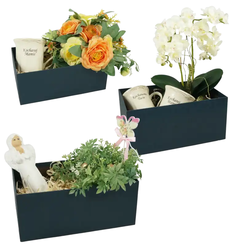 Aranżacja trzech flowerboxów wypełnionych kwiatami, figurką anioła i kubkami. Zestaw trzech pudełek o różnej wysokości pozwala na stworzenie zróżnicowanych kompozycji okolicznościowych.