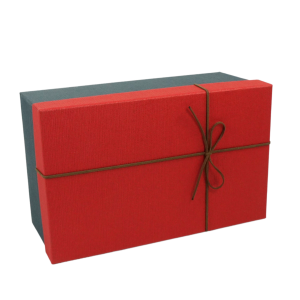 Pojedyncze pudełko z kompletu flowerboxów ze wzmacnianego papieru. Eleganckie opakowanie na kwiaty i drobne upominki z ozdobnym, brązowym sznurkiem zawiązanym na kokardę.