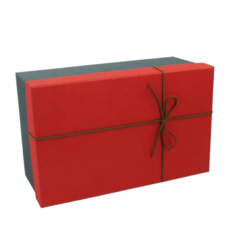 Pojedyncze pudełko z kompletu flowerboxów ze wzmacnianego papieru. Eleganckie opakowanie na kwiaty i drobne upominki z ozdobnym, brązowym sznurkiem zawiązanym na kokardę.