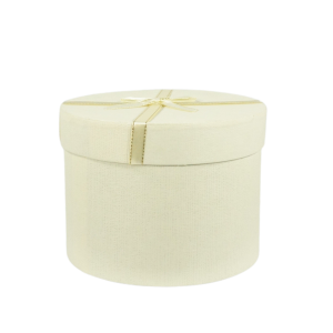 Elegancki zestaw 3 flowerboxów w delikatnym kolorze. Pudełka prezentowe wykonane ze wzmacnianego papieru z pokrywką ozdobioną tasiemką związaną w kokardę. Idealne na kwiaty i upominki.