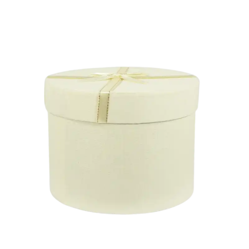 Elegancki zestaw 3 flowerboxów w delikatnym kolorze. Pudełka prezentowe wykonane ze wzmacnianego papieru z pokrywką ozdobioną tasiemką związaną w kokardę. Idealne na kwiaty i upominki.