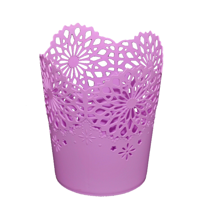 Różowa osłonka plastikowa z ażurowym wzorem o wysokości 19 cm. Idealna do kwiatów, z otworem na spodzie ułatwiającym drenaż.