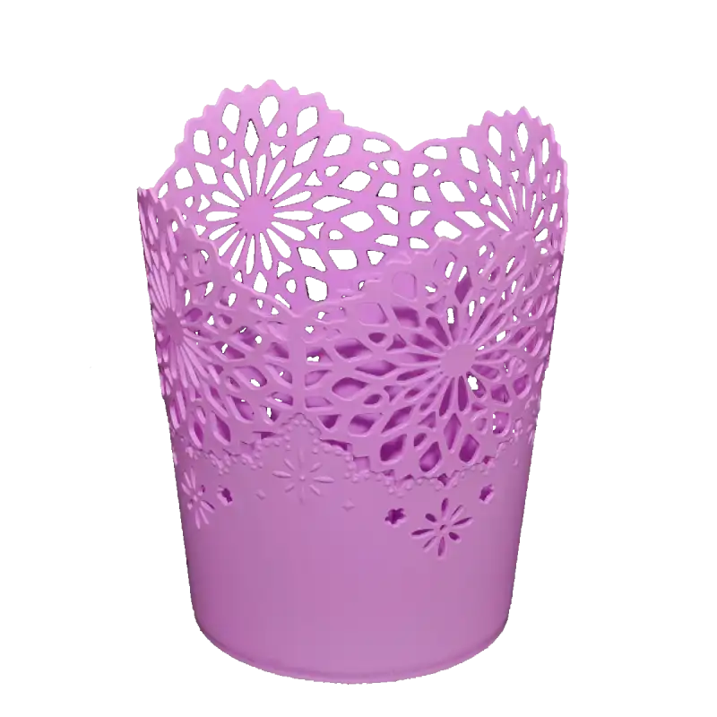 Różowa osłonka plastikowa z ażurowym wzorem o wysokości 19 cm. Idealna do kwiatów, z otworem na spodzie ułatwiającym drenaż.