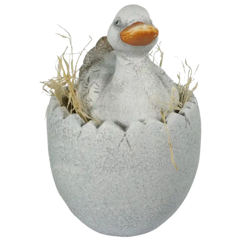 Zbliżenie na kaczkę ceramiczną w doniczce z sianem. Wymiary figurki to 24 cm wysokości. Dekoracja na parapet lub stół.
