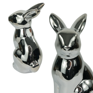 Srebrny zając ceramiczny 13 cm z lustrzanym wykończeniem. Prezentacja produktu z profilu oraz przodu na białym tle.