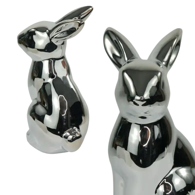Srebrny zając ceramiczny 13 cm z lustrzanym wykończeniem. Prezentacja produktu z profilu oraz przodu na białym tle.