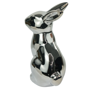 Zbliżenie na srebrnego zająca ceramicznego ukazanego z tyłu i boku. Widoczna lustrzana powłoka dekoracji.