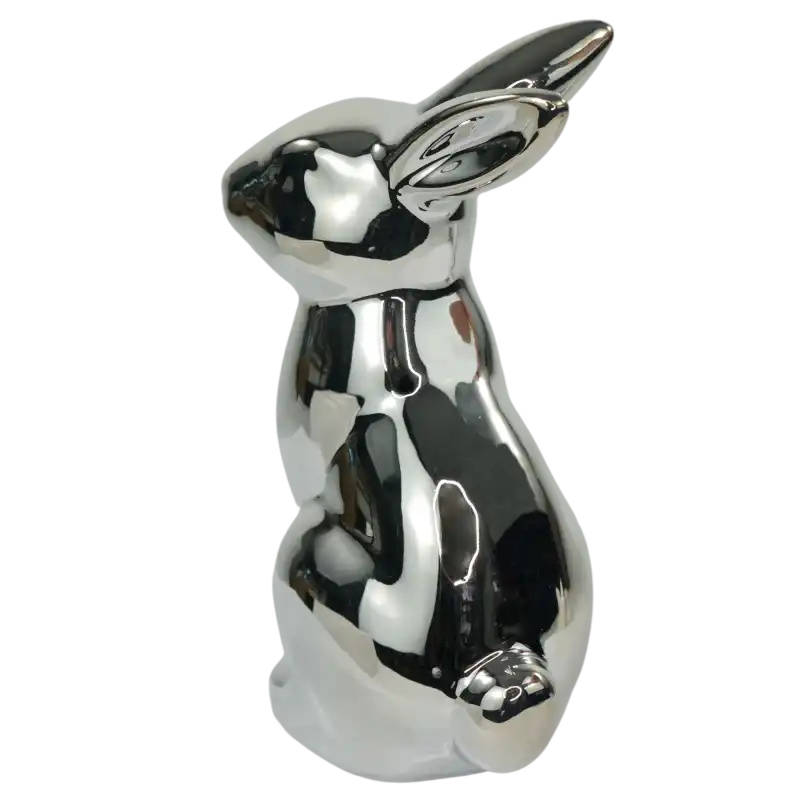 Zbliżenie na srebrnego zająca ceramicznego ukazanego z tyłu i boku. Widoczna lustrzana powłoka dekoracji.