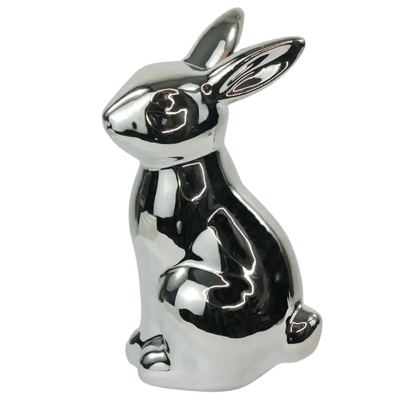 Figurka zająca ceramicznego w kolorze srebrnym, ujęcie z boku. Minimalistyczna forma dekoracji świątecznej.