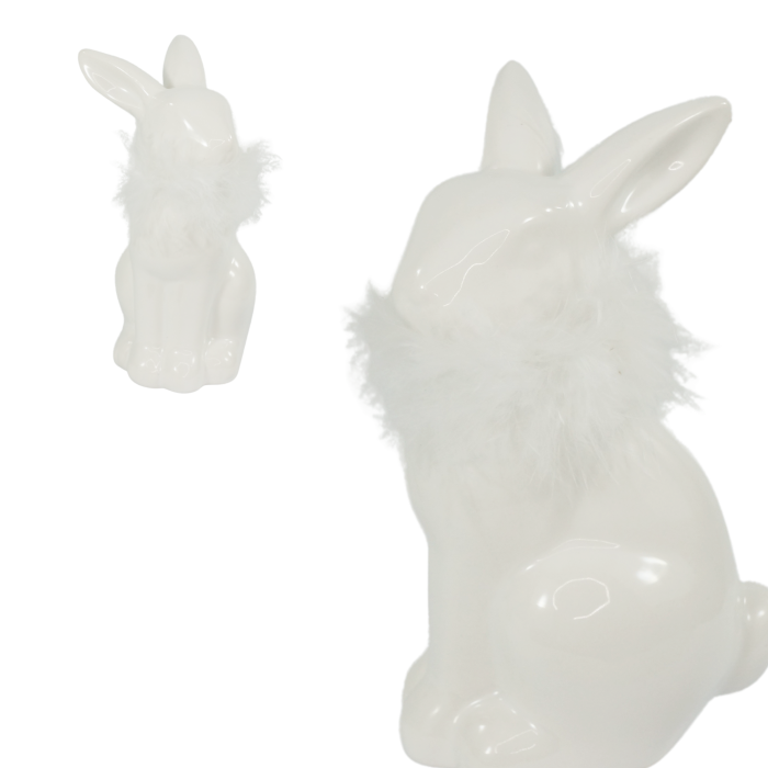 Biały zając ceramiczny 13 cm z futerkiem wokół szyi. Prezentuje się jako elegancka dekoracja, ukazana w ujęciu z przodu oraz w zbliżeniu na detal ozdoby.