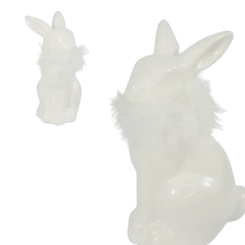 Biały zając ceramiczny 13 cm z futerkiem wokół szyi. Prezentuje się jako elegancka dekoracja, ukazana w ujęciu z przodu oraz w zbliżeniu na detal ozdoby.