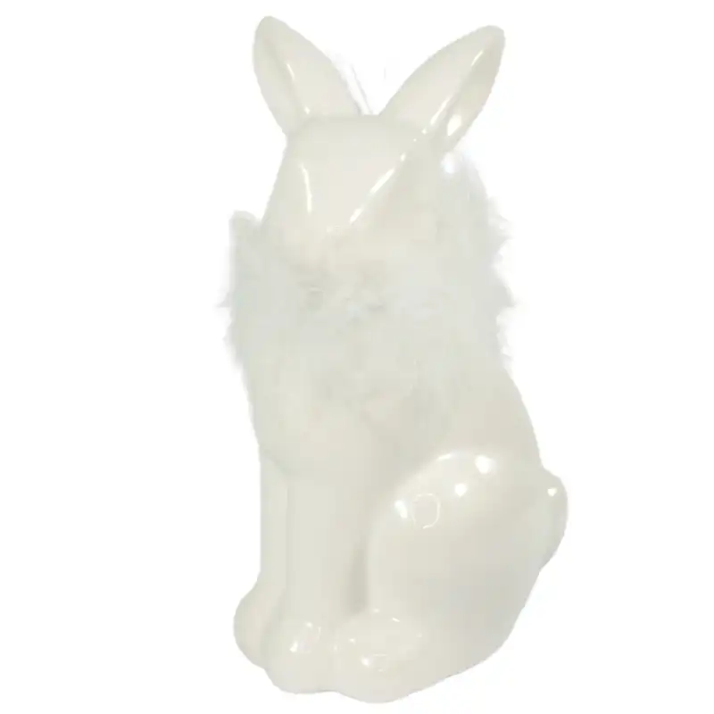 Biały zając ceramiczny z futerkiem, ukazany w ujęciu z profilu. Minimalistyczny design pasuje do nowoczesnych aranżacji świątecznych.